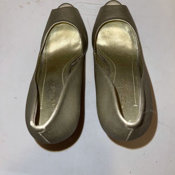 BCBG Gold Metallic Heels BCBG Gold Metallic Heels BCBG Gold Metallic Heels - Picture 4 of 5